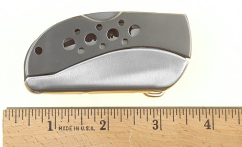 This belt knife is made of leather and metal and looks like an ordinary belt buckle. The buckle stores a knife, which can be pulled out to expose a blade.